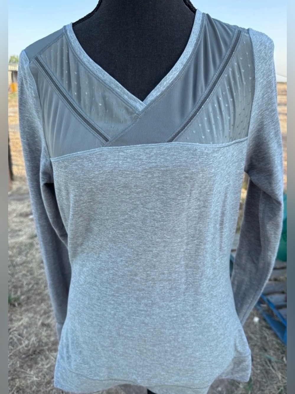 Lululemon Athletica Women’s Gray V-Neck Women's Top - Picture 1 of 5
